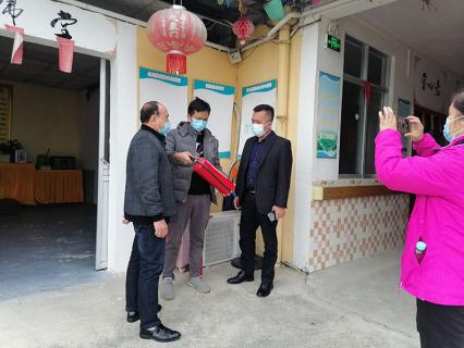 民政局领导来访视查疫情工作